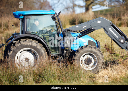 Il trattore Quicke fornire carne a fattoria Gilgrin per alimentare il Red Kites, Rhayader, Wales, Regno Unito Foto Stock