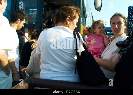 Le donne turche alla stazione centrale degli autobus di Istanbul in Turchia Foto Stock