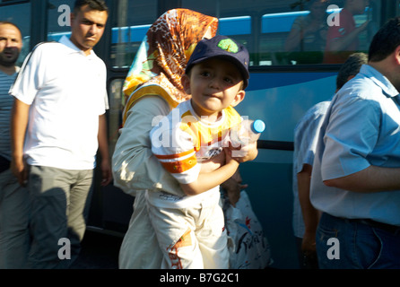 La gente turca alla stazione centrale degli autobus di Istanbul in Turchia Foto Stock