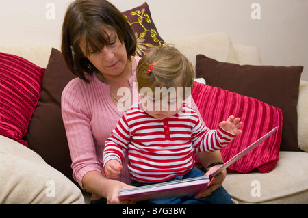 La madre del bambino di insegnamento per leggere la lettura insieme Foto Stock
