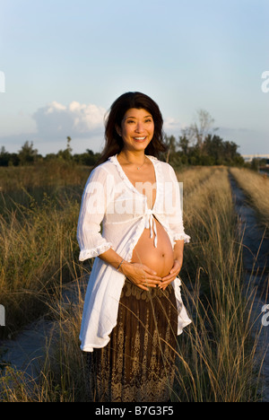 Prenatale a sparare in Everglades, lifestyle ritratto Foto Stock