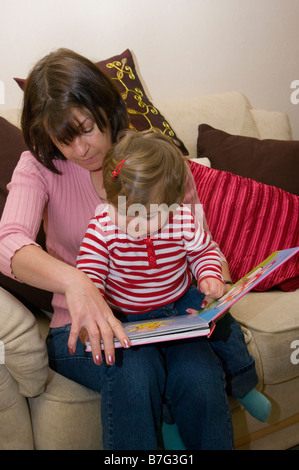 La madre del bambino di insegnamento per leggere la lettura insieme Foto Stock