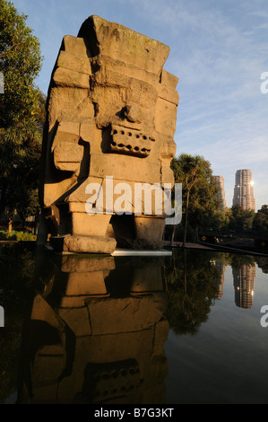 Statua del dio della pioggia Tlaloc davanti al museo antropologico di Città del Messico Foto Stock