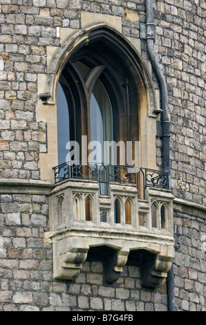 Finestra e un balcone sul Round Tower, il Castello di Windsor, Berkshire, Inghilterra Foto Stock