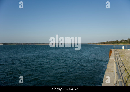 Menai Straits e Anglesey da Victoria Dock complesso Caernarfon presso il sito del patrimonio mondiale di Caernarfon Castle, Galles del Nord Foto Stock