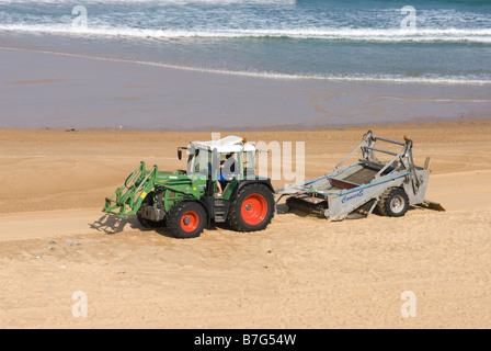 Il trattore azionato spiaggia macchina di pulizia. Foto Stock