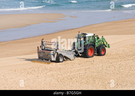 Il trattore azionato spiaggia macchina di pulizia. Foto Stock