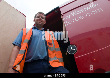 Forza di pacchi Mercedes Sprinter Van di consegna Foto Stock