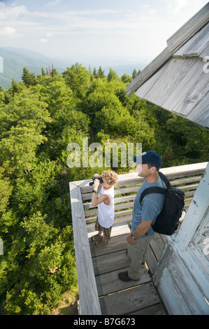 Uomo e figlio di prendere una pausa di vista a manopola verde Firetower, Blue Ridge Mountains, North Carolina (vista in elevazione). Foto Stock