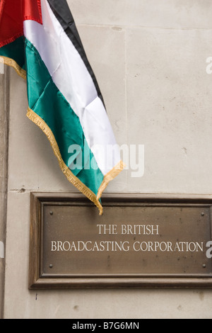 Bandiera palestinese al di fuori della BBC a Londra per protestare contro l'emittente s rifiuto di aria a Gaza appello di carità Foto Stock