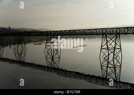 Piedi ponte Llyn Trawsfynydd dal villaggio di Trawsfynydd, il Galles del Nord Foto Stock