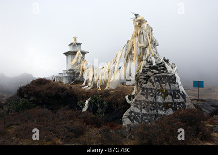 Chorten stupa o lungo il percorso di Khumjung villaggio nel distretto di Solukhumbu nella zona di Sagarmatha del nord est del Nepal Foto Stock