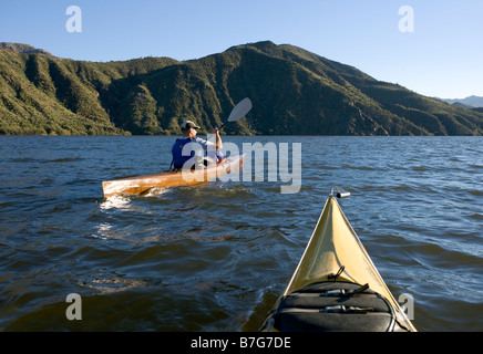 Due uomini kayak sul lago di Apache Apache Arizona lago fu formata quando il fiume di sale è stato arginato Foto Stock