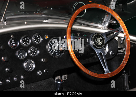 Il volante e il cruscotto sul vecchio AC auto sportiva. Foto Stock