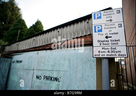 Un nessun segno di parcheggio in garage e pagare in segno del misuratore Foto Stock