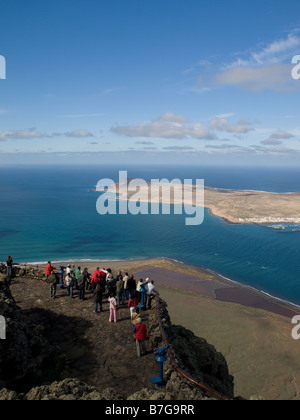 I turisti guardano in tutta l'isola di La Graciosa dal Mirador del Rio viewpoint a Lanzarote isole Canarie Foto Stock