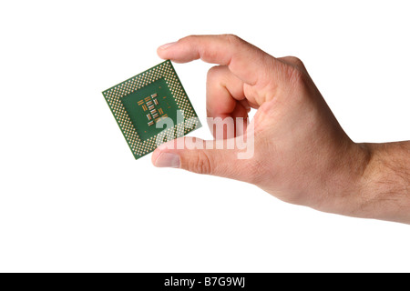 Mano trattiene CPU computer chip di processore ritagliata su sfondo bianco Foto Stock