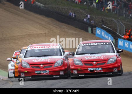 Vauxhall Vectras combattendo per la derivazione British Touring Car Championship Brands Hatch 2008 Foto Stock