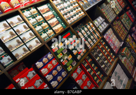 Un sacco di scatole di vari tè in vendita in un negozio Foto Stock