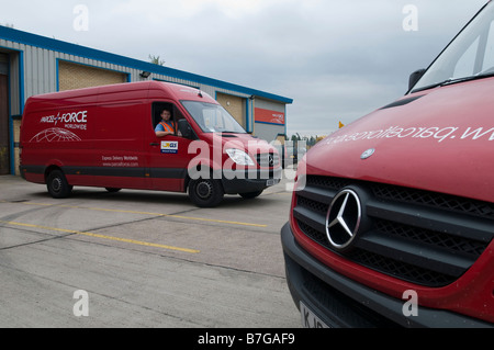 Forza di pacchi Mercedes Sprinter Van di consegna Foto Stock