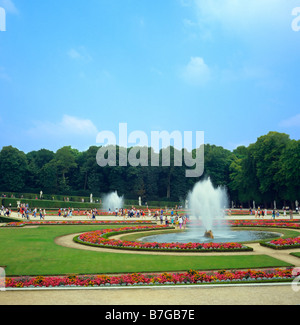 Giardini fioriti durante grandi acque giocare Chateau de Versailles Francia Foto Stock