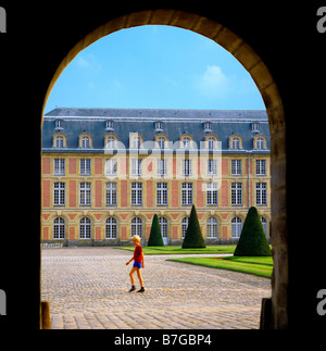 Ragazzo in Princes' cortile Chateau de Fontainebleau Francia Foto Stock