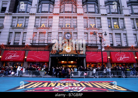 New York City Macy's Department Store sulla 34th Street e Herald Square il giorno del Ringraziamento e le festività natalizie Street decoration USA Foto Stock