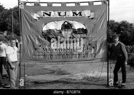 18 agosto 1984 minatori da Markham con la famiglia e i sostenitori di marzo con num Lodge banner durante il 1984 Sciopero dei minatori Foto Stock