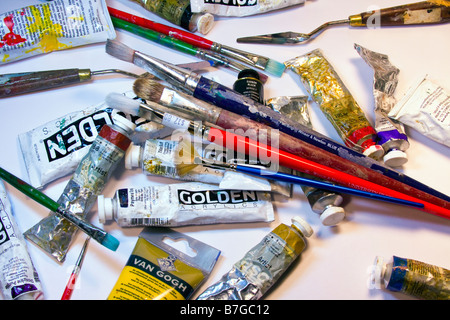 Strumenti di artista. Forniture d'arte. Pennelli con tubi di vernice e una spatola. Foto Stock