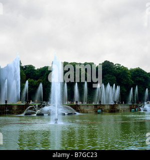 Bacino di Nettuno con fontane che spruzzano durante le grandi acque giocano i giardini del palazzo di Versailles Francia Europa Foto Stock