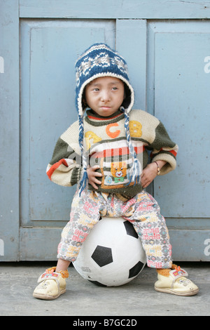 Diciottenne Khagendra Thapa Magar i mondi più piccolo uomo seduto su un campo di calcio Foto Stock