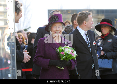 HM Queen Elizabeth 2 in corrispondenza della apertura del mozzo, Milton Keynes, Buckinghamshire, Inghilterra, Regno Unito Foto Stock