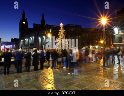 La folla raccolta annuale di albero di Natale luci accendere e carol in concerto a Castlegate, Aberdeen Scotland, Regno Unito Foto Stock