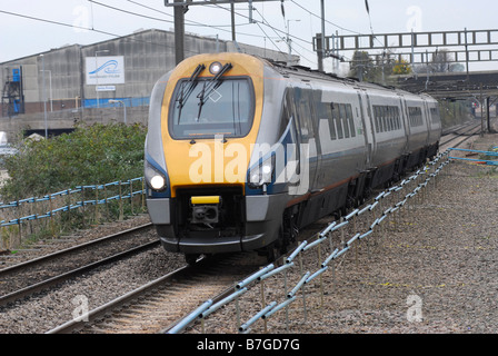 Midland Mainline Classe 222 treno elettrico si avvicina a Luton Parkway station Foto Stock