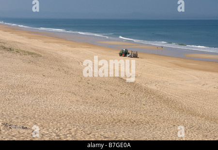 Il trattore azionato spiaggia macchina di pulizia. Foto Stock