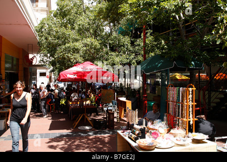 Visualizza in basso il mercato di antiquariato in Church street a Città del Capo in Sud Africa Foto Stock