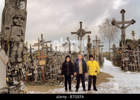 Ragazzi alla Collina delle Croci vicino alla città di Siauliai in Lituania Foto Stock