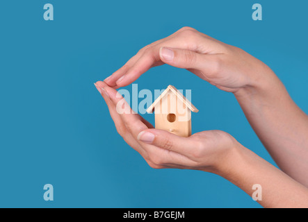 Casa in legno sul lato Foto Stock