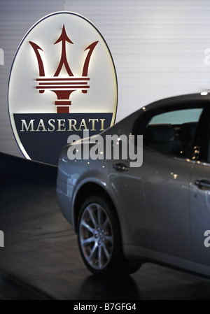 Emblema di Maserati e auto, Modena, Italia Foto Stock