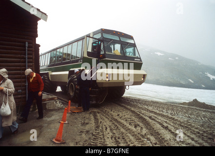 Enorme reso speciale autobus con ruote giganti porta i turisti sul Ghiacciaio Athabasca Jasper National Park, British Columbia Foto Stock