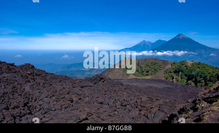 Vista dei picchi vulcanici del Agua Fuego e Acatenango dalla lava di Volcan de Pacaya Guatemala Foto Stock