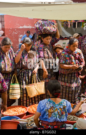 L'affollato mercato del venerdì in Solola, Guatemala Foto Stock