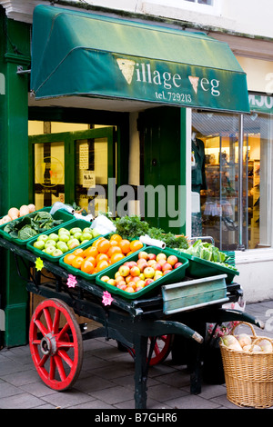 Frutta e verdura barrow al di fuori di un fruttivendolo in poco Brittox nel mercato Inglese comune di Devizes Wiltshire, Inghilterra REGNO UNITO Foto Stock