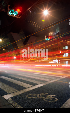 Di notte il traffico in Yono (parte della Tokyo/agglomerato di Yokohama, nella prefettura giapponese di Saitama. Foto Stock