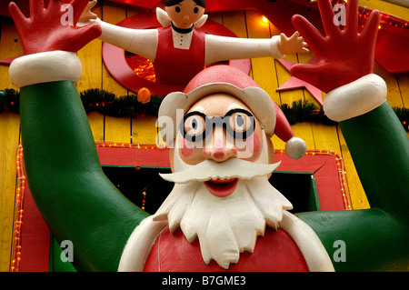 Grotta di Natale con Babbo Natale, Parigi, Francia Foto Stock