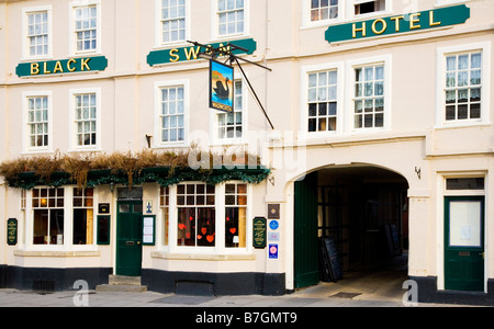 La Black Swan Hotel un Wadworth inn nel tipico mercato inglese comune di Devizes Wiltshire, Inghilterra REGNO UNITO Foto Stock