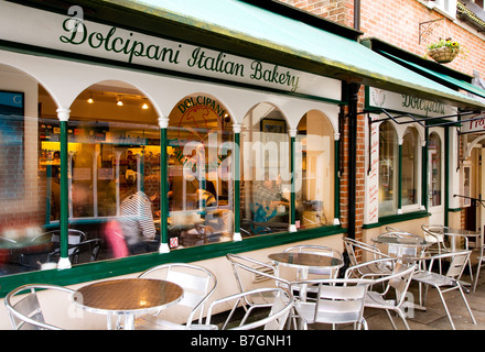 Un panificio italiano e il cafe in Old Swan cantiere in inglese tipica città mercato di Devizes Wiltshire, Inghilterra REGNO UNITO Foto Stock