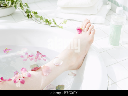 Donna godendo un bagno profumato Foto Stock