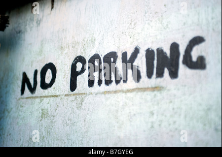 Nessun segno di parcheggio scritto su un metallo porta di garage Foto Stock