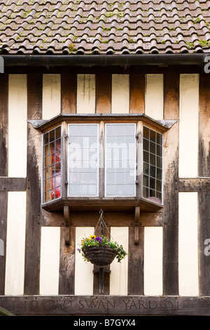 Dettaglio dell'entrata al vecchio cantiere Swan un vicolo di bijou negozi caffetterie e boutique in Devizes Wiltshire, Inghilterra REGNO UNITO Foto Stock